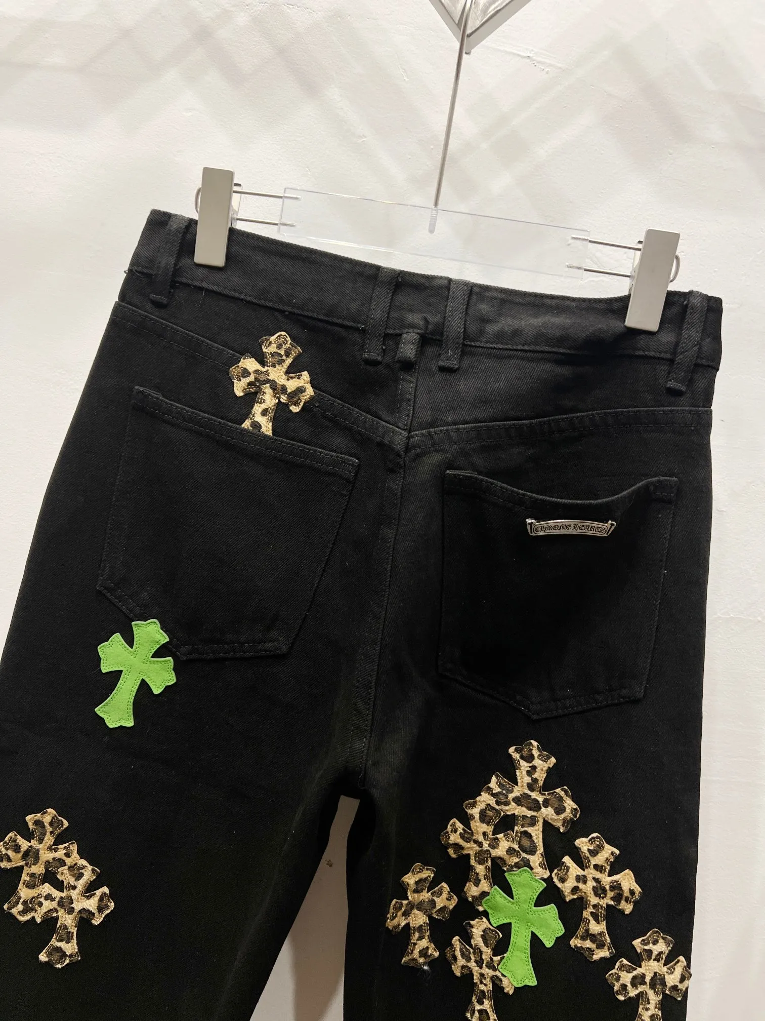 P250 Style Number: (c039) Chrome Hearts CH Chrome Hearts Heavy Industry Damaged High Street Jeans Exude unruly personality and unique charm. Every wear and tear is carefully designed to present a unique artistic feel. Made of imported denim fabric, which has undergone heavy industrial washing and destruction treatment, the trousers show a super cool effect on the upper body, allowing you to dominate the fashion stage.  This is more than just a pair of jeans, it is an expression of attitude. With its unique design concept and ultimate pursuit of details, Croxin breaks traditional boundaries and defines the jeans trend in the new era. The trousers are made of double-layer woven fabric and matched with customized hardware, showing an incomparably beautiful and unique style, making every wearer the focus of fashion. Imported denim fabric, super heavy-duty washed and damaged, the upper body is super cool! Customized hardware, incomparably good-looking model. The production process is difficult. It has a high-street feel. Color: blue Size: S M L XL XXL